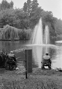 127027 Afbeelding van de viswedstrijd voor bejaarden in het Wilhelminapark te Utrecht, in het kader van de door de ...